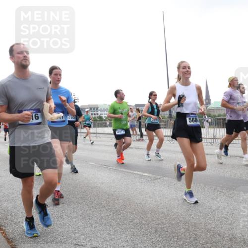 29.06.2025 - hella hamburg halbmarathon Lena Gebhardt http://msf.ph/oto/8351470 29.06.2025 10:38:43 Lombardsbrücke 16, 17250, 9689, 568, 12577, 232, 56, 1232, 1390, 1451, 1457, 1596, 1721, 1791, 2113, 2151, 2498, 2524, 2534, 2576, 2660, 2693, 3010, 3094, 3095, 3216, 3286, 3307, 3323, 3338, 3635, 3636, 3726, 3777, 3841, 3927, 4028, 4139, 4155, 4159, 4257, 4259, 4260, 4316, 4320, 4883, 4964, 5085, 5089, 5155, 5617, 5684, 5735, 5913, 6062, 6200, 6695, 6696, 6751, 6875, 7117, 7148, 7263, 7371, 7561, 7692, 7849, 7868, 8367, 8783, 9708, 10554, 13060 meine-sportfotos.de