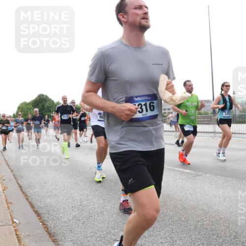 29.06.2025 - hella hamburg halbmarathon Lena Gebhardt http://msf.ph/oto/8351514 29.06.2025 10:38:43 Lombardsbrücke 2576, 90, 316, 12577, 56, 1232, 1390, 1451, 1457, 1596, 1721, 1791, 2113, 2151, 2498, 2524, 2534, 2576, 2660, 2693, 3010, 3094, 3095, 3216, 3286, 3307, 3323, 3338, 3635, 3636, 3726, 3777, 3841, 3927, 4028, 4139, 4155, 4159, 4257, 4259, 4260, 4316, 4320, 4883, 4964, 5085, 5089, 5155, 5617, 5684, 5735, 5913, 6062, 6200, 6695, 6696, 6751, 6875, 7117, 7148, 7263, 7371, 7561, 7692, 7849, 7868, 8367, 8783, 9708, 10554, 13060 meine-sportfotos.de
