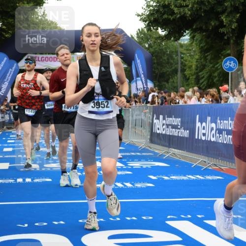 29.06.2025 - hella hamburg halbmarathon Strokosch-Dieckow http://msf.ph/oto/8351529 29.06.2025 10:52:38 Ziel 2287, 2346, 2670, 3952, 3999, 5116, 5194, 6561, 6562, 7475, 9739, 9869, 10115, 11459, 11689, 12450, 12482, 13051, 13301, 14122, 14805, 15001, 16467, 18331, 18982, 19244 meine-sportfotos.de