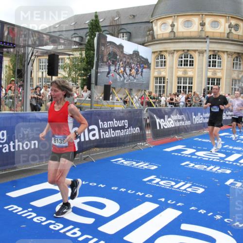 29.06.2025 - hella hamburg halbmarathon Michael Strokosch http://msf.ph/oto/8351553 29.06.2025 10:53:01 Ziel 1258, 2099, 3334, 4557, 4558, 4770, 5907, 7509, 8139, 8720, 9093, 10724, 12155, 12367, 12519, 12910, 14791, 15430, 18590, 18720 meine-sportfotos.de