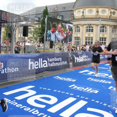 29.06.2025 - hella hamburg halbmarathon Michael Strokosch http://msf.ph/oto/8351601 29.06.2025 10:53:02 Ziel 2099, 3334, 4770, 5907, 7509, 8139, 8587, 9093, 10724, 12155, 12367, 12519, 12910, 14791, 15430, 18590, 18720 meine-sportfotos.de
