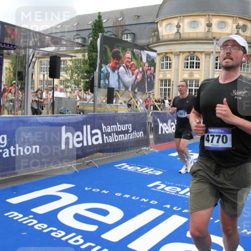 29.06.2025 - hella hamburg halbmarathon Michael Strokosch http://msf.ph/oto/8351645 29.06.2025 10:53:02 Ziel 2099, 3334, 4770, 5907, 7509, 8139, 8587, 9093, 10724, 12155, 12367, 12519, 12910, 14791, 15430, 18590, 18720 meine-sportfotos.de