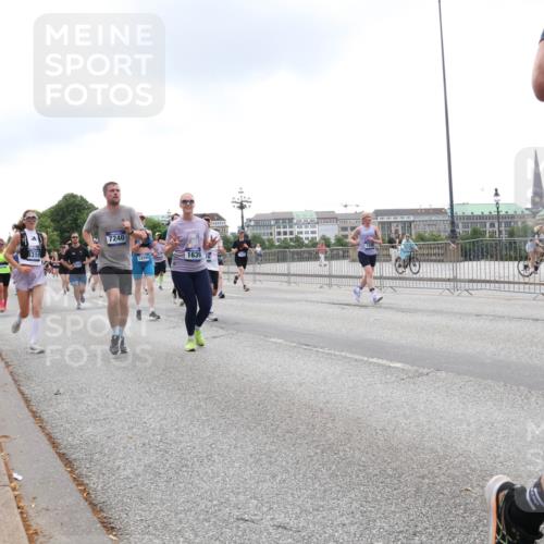 29.06.2025 - hella hamburg halbmarathon Lena Gebhardt http://msf.ph/oto/8351691 29.06.2025 10:47:58 Lombardsbrücke 8310, 7240, 13399, 1639, 1045, 1157, 1174, 1175, 1246, 1392, 1434, 1618, 1639, 1645, 1701, 1926, 2037, 2163, 2197, 2418, 2491, 2545, 2650, 2704, 2756, 2790, 2882, 2958, 3049, 3468, 3504, 3679, 3933, 4037, 4327, 4423, 4588, 4856, 5585, 5621, 5622, 5886, 5952, 7240, 7393, 7394, 7427, 7916, 7970, 8077, 8270, 8310, 8521, 8550, 8774, 9356, 9687, 9696, 9697, 9921, 10145, 10658, 10777, 10794, 10991, 11351, 11458, 11548, 11730, 11738, 11742, 11781, 11802, 11909, 12431 meine-sportfotos.de