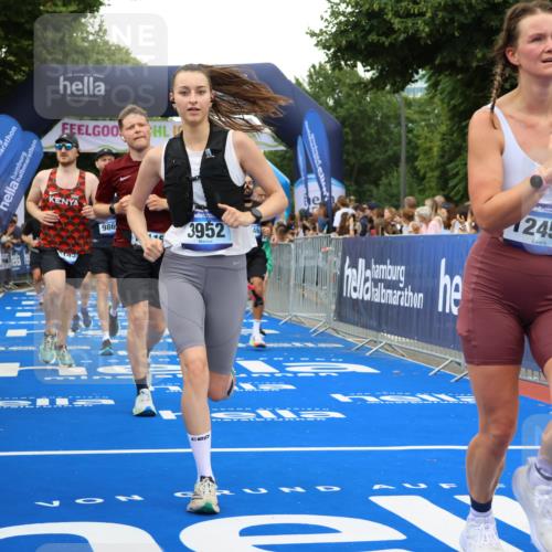 29.06.2025 - hella hamburg halbmarathon Strokosch-Dieckow http://msf.ph/oto/8351707 29.06.2025 10:52:38 Ziel 2287, 2346, 2670, 3952, 3999, 5116, 5194, 6561, 6562, 7475, 9739, 9869, 10115, 11459, 11689, 12450, 12482, 13051, 13301, 14122, 14805, 15001, 16467, 18331, 18982, 19244 meine-sportfotos.de