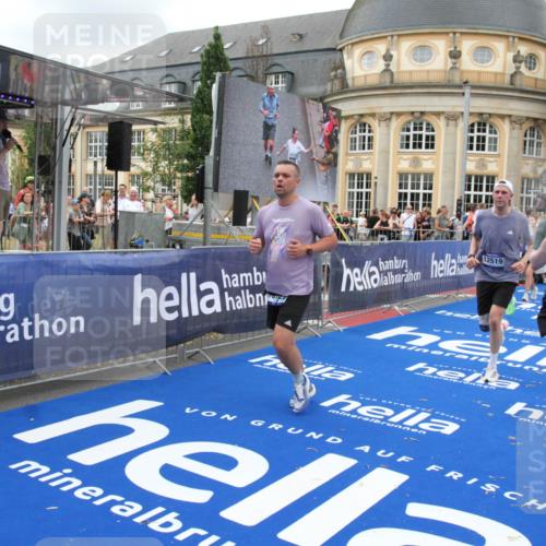 29.06.2025 - hella hamburg halbmarathon Michael Strokosch http://msf.ph/oto/8351715 29.06.2025 10:53:03 Ziel 3258, 3334, 4770, 5907, 7509, 8139, 8587, 9093, 12155, 12367, 12519, 12910, 14791, 15430, 18590, 18720 meine-sportfotos.de