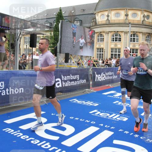 29.06.2025 - hella hamburg halbmarathon Michael Strokosch http://msf.ph/oto/8351737 29.06.2025 10:53:04 Ziel 3059, 3258, 3334, 4121, 4770, 5907, 7509, 7864, 8587, 9093, 9537, 12155, 12367, 12519, 12910, 14791, 15430, 18590, 18720 meine-sportfotos.de