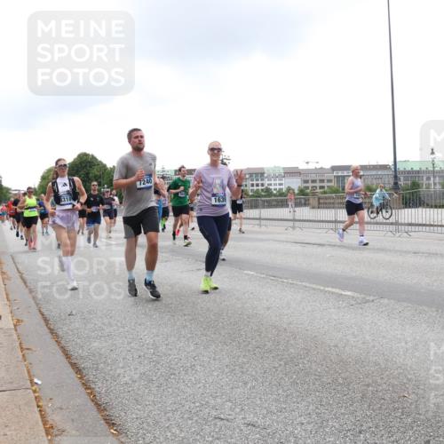 29.06.2025 - hella hamburg halbmarathon Lena Gebhardt http://msf.ph/oto/8351782 29.06.2025 10:47:59 Lombardsbrücke 8310, 7240, 1639, 1045, 1157, 1174, 1175, 1246, 1392, 1434, 1618, 1639, 1645, 1701, 1926, 2037, 2163, 2197, 2418, 2491, 2545, 2650, 2704, 2756, 2790, 2882, 2958, 3049, 3468, 3504, 3679, 3933, 4037, 4327, 4423, 4588, 4856, 5585, 5621, 5622, 5886, 5952, 7240, 7393, 7394, 7427, 7916, 7970, 8077, 8310, 8521, 8550, 8774, 9356, 9687, 9696, 9697, 9921, 10145, 10658, 10777, 10794, 10991, 11351, 11458, 11548, 11730, 11742, 11781, 11802, 11909, 12431 meine-sportfotos.de