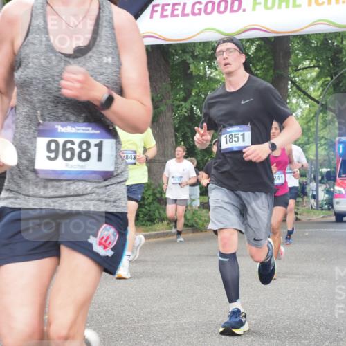 29.06.2025 - hella hamburg halbmarathon KatJ http://msf.ph/oto/8351818 29.06.2025 10:51:00 Zwischen KM18-KM19 1212, 1733, 1851, 2463, 4985, 5653, 7333 meine-sportfotos.de