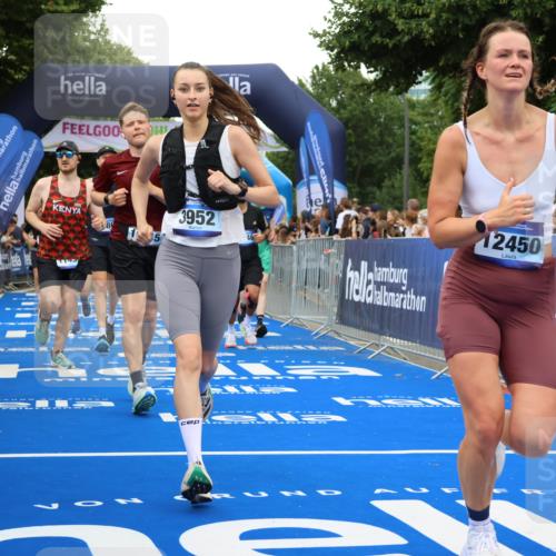 29.06.2025 - hella hamburg halbmarathon Strokosch-Dieckow http://msf.ph/oto/8351821 29.06.2025 10:52:38 Ziel 2287, 2346, 2670, 3952, 3999, 5116, 5194, 6561, 6562, 7475, 9739, 9869, 10115, 11459, 11689, 12450, 12482, 13051, 13301, 14122, 14805, 15001, 16467, 18331, 18982, 19244 meine-sportfotos.de