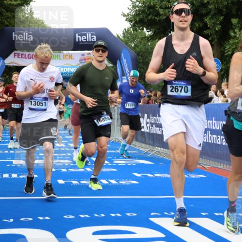 29.06.2025 - hella hamburg halbmarathon Strokosch-Dieckow http://msf.ph/oto/8351863 29.06.2025 10:52:35 Ziel 2346, 2670, 3715, 3952, 3999, 5116, 6561, 6562, 7232, 7475, 9145, 9739, 9869, 10115, 11459, 11689, 12450, 12482, 13051, 13301, 14122, 14561, 15001, 15980, 18982 meine-sportfotos.de