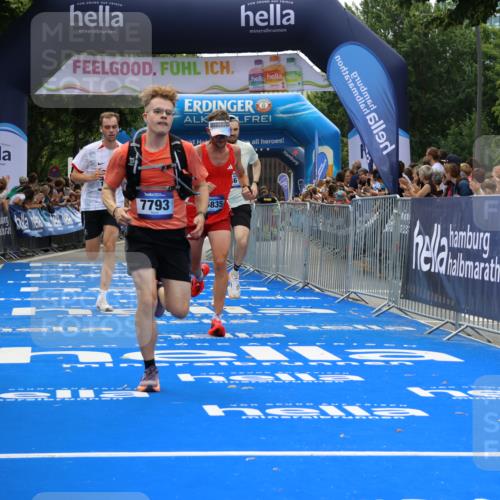 29.06.2025 - hella hamburg halbmarathon Strokosch-Dieckow http://msf.ph/oto/8351865 29.06.2025 10:31:37 Ziel 5660, 7793, 12681, 13606, 13617, 15835, 18102 meine-sportfotos.de