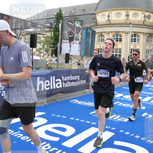 29.06.2025 - hella hamburg halbmarathon Michael Strokosch http://msf.ph/oto/8351870 29.06.2025 10:53:05 Ziel 2208, 3059, 3258, 3334, 4121, 5907, 7509, 7864, 8587, 9093, 9537, 12155, 12367, 12519, 12910, 14323, 14791, 15430, 18590, 18720, 19208 meine-sportfotos.de