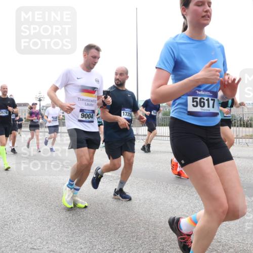 29.06.2025 - hella hamburg halbmarathon Lena Gebhardt http://msf.ph/oto/8351871 29.06.2025 10:38:44 Lombardsbrücke 2576, 4259, 9004, 17250, 5617, 56, 1232, 1390, 1451, 1457, 1596, 1721, 1791, 2113, 2151, 2498, 2524, 2534, 2576, 2660, 2693, 3010, 3094, 3095, 3216, 3286, 3307, 3323, 3338, 3635, 3636, 3726, 3777, 3841, 3927, 4028, 4139, 4155, 4159, 4257, 4259, 4260, 4316, 4320, 4883, 4964, 5085, 5089, 5155, 5617, 5684, 5735, 5913, 6062, 6695, 6696, 6751, 6875, 7117, 7148, 7263, 7371, 7561, 7692, 7849, 7868, 8367, 8783, 9708, 10554, 13060 meine-sportfotos.de