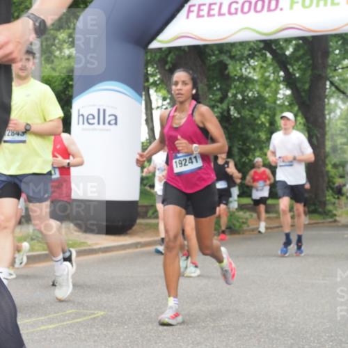 29.06.2025 - hella hamburg halbmarathon KatJ http://msf.ph/oto/8351965 29.06.2025 10:51:01 Zwischen KM18-KM19 1212, 1733, 1851, 2463, 4120, 4985, 5653, 7333 meine-sportfotos.de