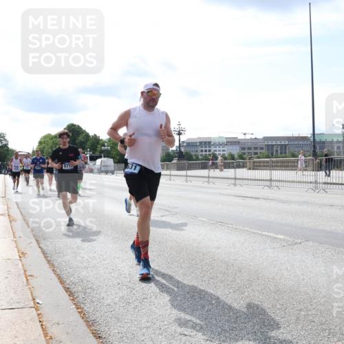29.06.2025 - hella hamburg halbmarathon Lena Gebhardt http://msf.ph/oto/8351979 29.06.2025 10:13:48 Lombardsbrücke 631, 6717, 1007, 1131, 1194, 1480, 1859, 2055, 2359, 2721, 2904, 2987, 3729, 4001, 4187, 4795, 4950, 4962, 5232, 5546, 5631, 5719, 6026, 6710, 6717, 6724, 7346, 7446, 7447, 7460, 7462, 7913, 8279, 8673, 9128, 9527, 9612, 9631, 10442, 10443, 10977, 11441, 11987, 12313, 12797, 12928, 12929, 13331, 13788, 13928, 15085, 15482, 15663, 15721, 15722, 15840, 16491, 17439, 17472, 17474, 17985, 18041, 18222, 18231, 18236, 18239 meine-sportfotos.de