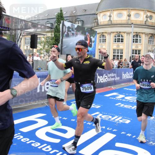 29.06.2025 - hella hamburg halbmarathon Michael Strokosch http://msf.ph/oto/8352005 29.06.2025 10:53:06 Ziel 2208, 3059, 3258, 3334, 4121, 7509, 7864, 8587, 9093, 9537, 12155, 12367, 12519, 12910, 14323, 14791, 15430, 18590, 18720, 19208 meine-sportfotos.de