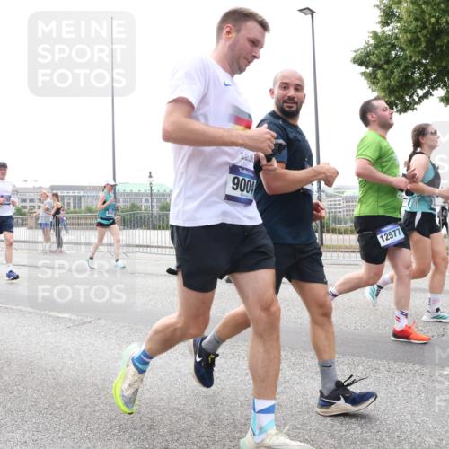 29.06.2025 - hella hamburg halbmarathon Lena Gebhardt http://msf.ph/oto/8352012 29.06.2025 10:38:45 Lombardsbrücke 2576, 9004, 12577, 56, 1232, 1390, 1451, 1596, 1721, 1791, 2113, 2151, 2498, 2524, 2534, 2576, 2660, 2693, 3010, 3094, 3095, 3216, 3286, 3307, 3323, 3338, 3635, 3636, 3726, 3745, 3777, 3841, 3927, 4028, 4139, 4155, 4159, 4257, 4259, 4260, 4316, 4320, 4883, 4964, 5085, 5089, 5155, 5617, 5684, 5735, 5913, 6062, 6695, 6696, 6875, 7117, 7148, 7263, 7371, 7561, 7692, 7849, 7868, 8367, 8783, 9708, 10072, 10554, 13060 meine-sportfotos.de