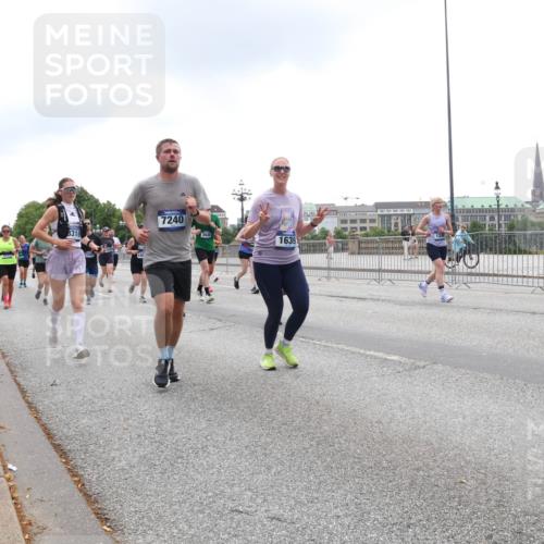 29.06.2025 - hella hamburg halbmarathon Lena Gebhardt http://msf.ph/oto/8352017 29.06.2025 10:47:59 Lombardsbrücke 8310, 7240, 3049, 1639, 1045, 1157, 1174, 1175, 1246, 1392, 1434, 1618, 1639, 1645, 1701, 1926, 2037, 2163, 2197, 2418, 2491, 2545, 2650, 2704, 2756, 2790, 2882, 2958, 3049, 3468, 3504, 3679, 3933, 4037, 4327, 4423, 4588, 4856, 5585, 5621, 5622, 5886, 5952, 7240, 7393, 7394, 7427, 7916, 7970, 8077, 8310, 8521, 8550, 8774, 9356, 9687, 9696, 9697, 9921, 10145, 10658, 10777, 10794, 10991, 11351, 11458, 11548, 11730, 11742, 11781, 11802, 11909, 12431 meine-sportfotos.de