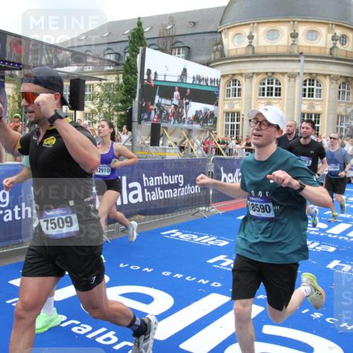 29.06.2025 - hella hamburg halbmarathon Michael Strokosch http://msf.ph/oto/8352050 29.06.2025 10:53:06 Ziel 2208, 3059, 3258, 3334, 4121, 7509, 7864, 8587, 9093, 9537, 12155, 12367, 12519, 12910, 14323, 14791, 15430, 18590, 18720, 19208 meine-sportfotos.de
