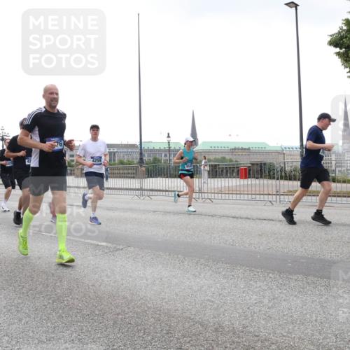 29.06.2025 - hella hamburg halbmarathon Lena Gebhardt http://msf.ph/oto/8352088 29.06.2025 10:38:45 Lombardsbrücke 4259, 56, 1232, 1390, 1451, 1596, 1721, 1791, 2113, 2151, 2498, 2524, 2534, 2576, 2660, 2693, 3010, 3094, 3095, 3216, 3286, 3307, 3323, 3338, 3635, 3636, 3726, 3745, 3777, 3841, 3927, 4028, 4139, 4155, 4159, 4257, 4259, 4260, 4316, 4320, 4883, 4964, 5085, 5089, 5155, 5617, 5684, 5735, 5913, 6062, 6695, 6696, 6875, 7117, 7148, 7263, 7371, 7561, 7692, 7849, 7868, 8367, 8783, 9708, 10072, 10554, 13060 meine-sportfotos.de