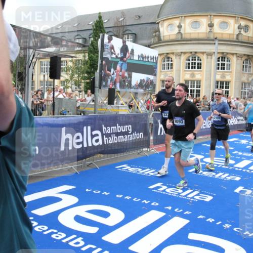 29.06.2025 - hella hamburg halbmarathon Michael Strokosch http://msf.ph/oto/8352091 29.06.2025 10:53:07 Ziel 2208, 3059, 3258, 3334, 4121, 7509, 7864, 8587, 9093, 9537, 12155, 12367, 12519, 12910, 14323, 14791, 18590, 19208 meine-sportfotos.de