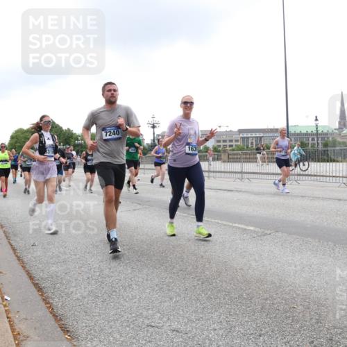 29.06.2025 - hella hamburg halbmarathon Lena Gebhardt http://msf.ph/oto/8352151 29.06.2025 10:47:59 Lombardsbrücke 8310, 7240, 1639, 1045, 1157, 1174, 1175, 1246, 1392, 1434, 1618, 1639, 1645, 1701, 1926, 2037, 2163, 2197, 2418, 2491, 2545, 2650, 2704, 2756, 2790, 2882, 2958, 3049, 3468, 3504, 3679, 3933, 4037, 4327, 4423, 4588, 4856, 5585, 5621, 5622, 5886, 5952, 7240, 7393, 7394, 7427, 7916, 7970, 8077, 8310, 8521, 8550, 8774, 9356, 9687, 9696, 9697, 9921, 10145, 10658, 10777, 10794, 10991, 11351, 11458, 11548, 11730, 11742, 11781, 11802, 11909, 12431 meine-sportfotos.de