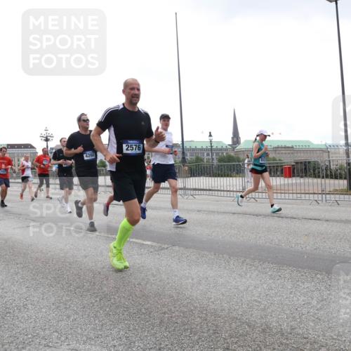 29.06.2025 - hella hamburg halbmarathon Lena Gebhardt http://msf.ph/oto/8352167 29.06.2025 10:38:46 Lombardsbrücke 4159, 968, 4260, 2576, 56, 1232, 1390, 1451, 1721, 1791, 2113, 2151, 2524, 2534, 2576, 2660, 2693, 3010, 3094, 3095, 3216, 3286, 3307, 3323, 3338, 3635, 3636, 3726, 3745, 3777, 3841, 3927, 4028, 4139, 4155, 4159, 4257, 4259, 4260, 4316, 4320, 4410, 4883, 4964, 5085, 5089, 5155, 5617, 5684, 5735, 5913, 6062, 6695, 6696, 6875, 7117, 7148, 7263, 7371, 7561, 7692, 7849, 7868, 8367, 8783, 9708, 10072, 10554, 13060 meine-sportfotos.de