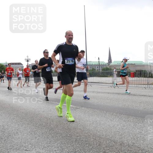 29.06.2025 - hella hamburg halbmarathon Lena Gebhardt http://msf.ph/oto/8352240 29.06.2025 10:38:46 Lombardsbrücke 15, 9689, 2693, 4260, 2576, 56, 1232, 1390, 1451, 1721, 1791, 2113, 2151, 2524, 2534, 2576, 2660, 2693, 3010, 3094, 3095, 3216, 3286, 3307, 3323, 3338, 3635, 3636, 3726, 3745, 3777, 3841, 3927, 4028, 4139, 4155, 4159, 4257, 4259, 4260, 4316, 4320, 4410, 4883, 4964, 5085, 5089, 5155, 5617, 5684, 5735, 5913, 6062, 6695, 6696, 6875, 7117, 7148, 7263, 7371, 7561, 7692, 7849, 7868, 8367, 8783, 9708, 10072, 10554, 13060 meine-sportfotos.de