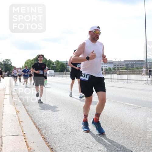 29.06.2025 - hella hamburg halbmarathon Lena Gebhardt http://msf.ph/oto/8352255 29.06.2025 10:13:48 Lombardsbrücke 563, 5717, 631, 1007, 1131, 1194, 1480, 1859, 2055, 2359, 2721, 2904, 2987, 3729, 4001, 4187, 4795, 4950, 4962, 5232, 5546, 5631, 5719, 6026, 6710, 6717, 6724, 7346, 7446, 7447, 7460, 7462, 7913, 8279, 8673, 9128, 9527, 9612, 9631, 10442, 10443, 10977, 11441, 11987, 12313, 12797, 12928, 12929, 13331, 13788, 13928, 15085, 15482, 15663, 15721, 15722, 15840, 16491, 17439, 17472, 17474, 17985, 18041, 18222, 18231, 18236, 18239 meine-sportfotos.de