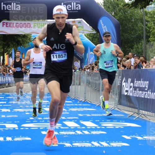 29.06.2025 - hella hamburg halbmarathon Strokosch-Dieckow http://msf.ph/oto/8352280 29.06.2025 10:31:16 Ziel 3201, 3955, 4812, 10017, 10298, 11857, 12232, 13754, 14450, 14548, 19042 meine-sportfotos.de