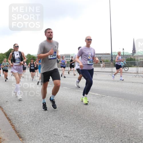 29.06.2025 - hella hamburg halbmarathon Lena Gebhardt http://msf.ph/oto/8352288 29.06.2025 10:47:59 Lombardsbrücke 8310, 14222, 7240, 7427, 1639, 1045, 1157, 1174, 1175, 1246, 1392, 1434, 1618, 1639, 1645, 1701, 1926, 2037, 2163, 2197, 2418, 2491, 2545, 2650, 2704, 2756, 2790, 2882, 2958, 3049, 3468, 3504, 3679, 3933, 4037, 4327, 4423, 4588, 4856, 5585, 5621, 5622, 5886, 5952, 7240, 7393, 7394, 7427, 7916, 7970, 8077, 8310, 8521, 8550, 8774, 9356, 9687, 9696, 9697, 9921, 10145, 10658, 10777, 10794, 10991, 11351, 11458, 11548, 11730, 11742, 11781, 11802, 11909, 12431 meine-sportfotos.de