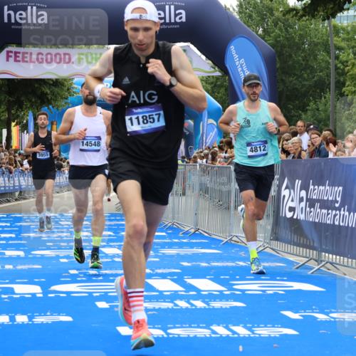 29.06.2025 - hella hamburg halbmarathon Strokosch-Dieckow http://msf.ph/oto/8352299 29.06.2025 10:31:16 Ziel 3201, 3955, 4812, 10017, 10298, 11857, 12232, 13754, 14450, 14548, 19042 meine-sportfotos.de