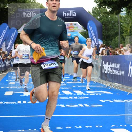 29.06.2025 - hella hamburg halbmarathon Strokosch-Dieckow http://msf.ph/oto/8352300 29.06.2025 10:52:32 Ziel 2346, 2670, 3715, 3952, 6561, 6562, 7178, 7232, 7475, 8371, 8661, 9145, 9739, 9876, 10115, 11459, 11689, 11791, 12450, 13015, 13051, 13301, 14122, 14561, 15001, 15980, 18982 meine-sportfotos.de