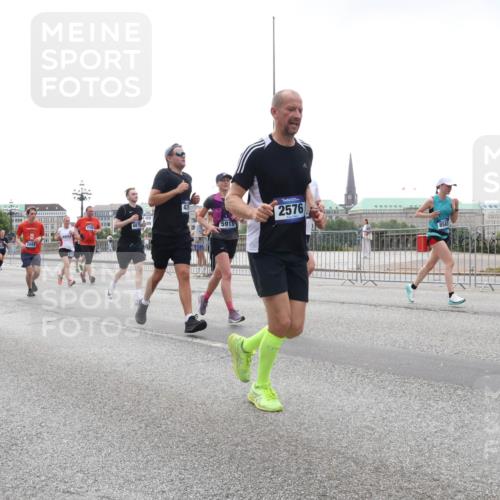 29.06.2025 - hella hamburg halbmarathon Lena Gebhardt http://msf.ph/oto/8352310 29.06.2025 10:38:46 Lombardsbrücke 4959, 9689, 3726, 6875, 5913, 2576, 56, 1232, 1390, 1451, 1721, 1791, 2113, 2151, 2524, 2534, 2576, 2660, 2693, 3010, 3094, 3095, 3216, 3286, 3307, 3323, 3338, 3635, 3636, 3726, 3745, 3777, 3841, 3927, 4028, 4139, 4155, 4159, 4257, 4259, 4260, 4316, 4320, 4410, 4883, 4964, 5085, 5089, 5155, 5617, 5684, 5735, 5913, 6062, 6695, 6696, 6875, 7117, 7148, 7263, 7371, 7561, 7692, 7849, 7868, 8367, 8783, 9708, 10072, 10554, 13060 meine-sportfotos.de