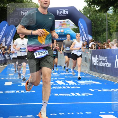 29.06.2025 - hella hamburg halbmarathon Strokosch-Dieckow http://msf.ph/oto/8352348 29.06.2025 10:52:32 Ziel 2346, 2670, 3715, 3952, 6561, 6562, 7178, 7232, 7475, 8371, 8661, 9145, 9739, 9876, 10115, 11459, 11689, 11791, 12450, 13015, 13051, 13301, 14122, 14561, 15001, 15980, 18982 meine-sportfotos.de