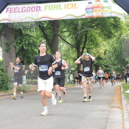 29.06.2025 - hella hamburg halbmarathon KatJ http://msf.ph/oto/8352357 29.06.2025 10:51:10 Zwischen KM18-KM19 2698, 3572, 5354, 5365, 8578 meine-sportfotos.de