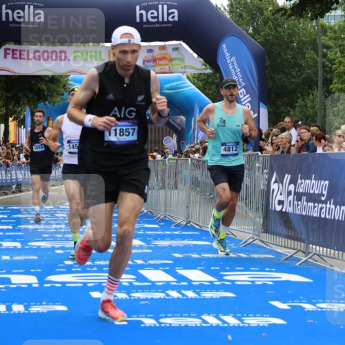 29.06.2025 - hella hamburg halbmarathon Strokosch-Dieckow http://msf.ph/oto/8352359 29.06.2025 10:31:16 Ziel 3201, 3955, 4812, 10017, 10298, 11857, 12232, 13754, 14450, 14548, 19042 meine-sportfotos.de