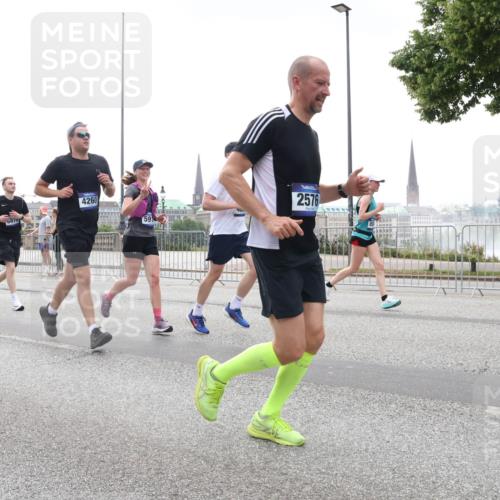 29.06.2025 - hella hamburg halbmarathon Lena Gebhardt http://msf.ph/oto/8352373 29.06.2025 10:38:46 Lombardsbrücke 2693, 6875, 4260, 59, 2576, 56, 1232, 1390, 1451, 1721, 1791, 2113, 2151, 2524, 2534, 2576, 2660, 2693, 3010, 3094, 3095, 3216, 3286, 3307, 3323, 3338, 3635, 3636, 3726, 3745, 3777, 3841, 3927, 4028, 4139, 4155, 4159, 4257, 4259, 4260, 4316, 4320, 4410, 4883, 4964, 5085, 5089, 5155, 5617, 5684, 5735, 5913, 6062, 6695, 6696, 6875, 7117, 7148, 7263, 7371, 7561, 7692, 7849, 7868, 8367, 8783, 9708, 10072, 10554, 13060 meine-sportfotos.de