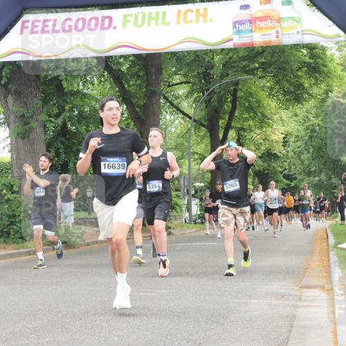 29.06.2025 - hella hamburg halbmarathon KatJ http://msf.ph/oto/8352377 29.06.2025 10:51:10 Zwischen KM18-KM19 2698, 3572, 5354, 5365, 8578 meine-sportfotos.de