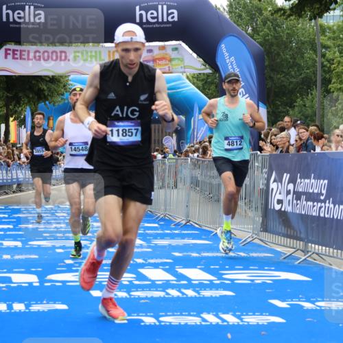 29.06.2025 - hella hamburg halbmarathon Strokosch-Dieckow http://msf.ph/oto/8352393 29.06.2025 10:31:16 Ziel 3201, 3955, 4812, 10017, 10298, 11857, 12232, 13754, 14450, 14548, 19042 meine-sportfotos.de