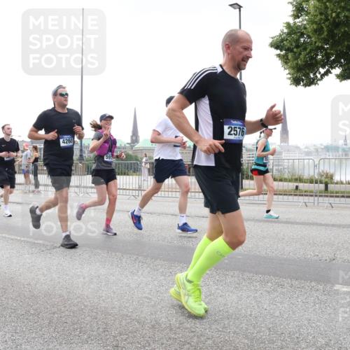 29.06.2025 - hella hamburg halbmarathon Lena Gebhardt http://msf.ph/oto/8352429 29.06.2025 10:38:46 Lombardsbrücke 2693, 8, 4260, 59, 2576, 56, 1232, 1390, 1451, 1721, 1791, 2113, 2151, 2524, 2534, 2576, 2660, 2693, 3010, 3094, 3095, 3216, 3286, 3307, 3323, 3338, 3635, 3636, 3726, 3745, 3777, 3841, 3927, 4028, 4139, 4155, 4159, 4257, 4259, 4260, 4316, 4320, 4410, 4883, 4964, 5085, 5089, 5155, 5617, 5684, 5735, 5913, 6062, 6695, 6696, 6875, 7117, 7148, 7263, 7371, 7561, 7692, 7849, 7868, 8367, 8783, 9708, 10072, 10554, 13060 meine-sportfotos.de