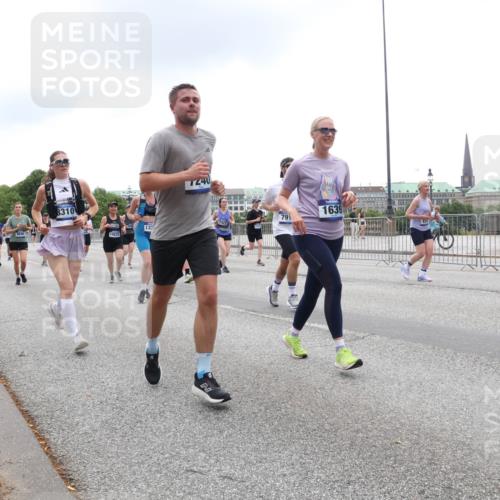 29.06.2025 - hella hamburg halbmarathon Lena Gebhardt http://msf.ph/oto/8352430 29.06.2025 10:47:59 Lombardsbrücke 8310, 14222, 133, 7240, 791, 1639, 1045, 1157, 1174, 1175, 1246, 1392, 1434, 1618, 1639, 1645, 1701, 1926, 2037, 2163, 2197, 2418, 2491, 2545, 2650, 2704, 2756, 2790, 2882, 2958, 3049, 3468, 3504, 3679, 3933, 4037, 4327, 4423, 4588, 4856, 5585, 5621, 5622, 5886, 5952, 7240, 7393, 7394, 7427, 7916, 7970, 8077, 8310, 8521, 8550, 8774, 9356, 9687, 9696, 9697, 9921, 10145, 10658, 10777, 10794, 10991, 11351, 11458, 11548, 11730, 11742, 11781, 11802, 11909, 12431 meine-sportfotos.de