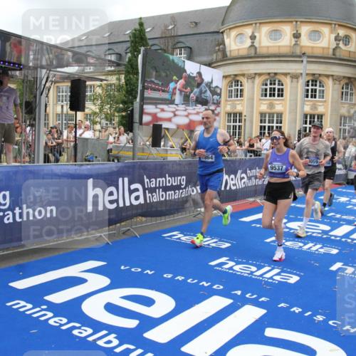 29.06.2025 - hella hamburg halbmarathon Michael Strokosch http://msf.ph/oto/8352447 29.06.2025 10:53:10 Ziel 2111, 2208, 3059, 3258, 3334, 4121, 7864, 8587, 9093, 9537, 12155, 14323, 16986, 19208 meine-sportfotos.de