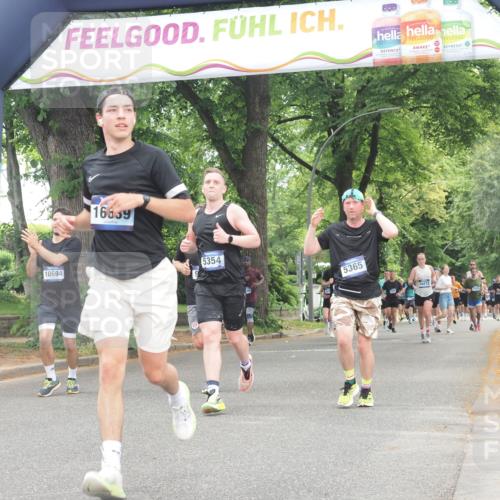 29.06.2025 - hella hamburg halbmarathon KatJ http://msf.ph/oto/8352459 29.06.2025 10:51:10 Zwischen KM18-KM19 2698, 3572, 5354, 5365, 8578 meine-sportfotos.de