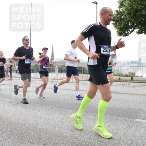 29.06.2025 - hella hamburg halbmarathon Lena Gebhardt http://msf.ph/oto/8352517 29.06.2025 10:38:46 Lombardsbrücke 68, 4260, 59, 2576, 56, 1232, 1390, 1451, 1721, 1791, 2113, 2151, 2524, 2534, 2576, 2660, 2693, 3010, 3094, 3095, 3216, 3286, 3307, 3323, 3338, 3635, 3636, 3726, 3745, 3777, 3841, 3927, 4028, 4139, 4155, 4159, 4257, 4259, 4260, 4316, 4320, 4410, 4883, 4964, 5085, 5089, 5155, 5617, 5684, 5735, 5913, 6062, 6695, 6696, 6875, 7117, 7148, 7263, 7371, 7561, 7692, 7849, 7868, 8367, 8783, 9708, 10072, 10554, 13060 meine-sportfotos.de