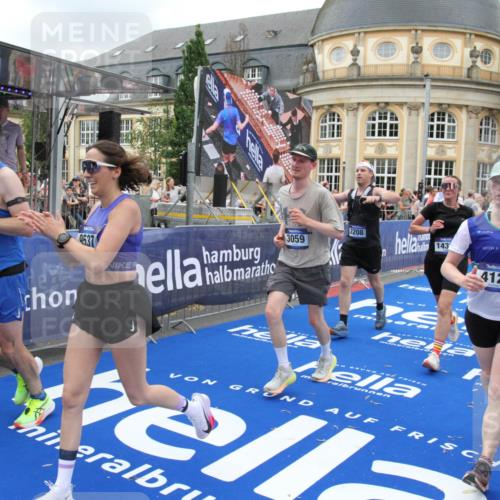 29.06.2025 - hella hamburg halbmarathon Michael Strokosch http://msf.ph/oto/8352519 29.06.2025 10:53:11 Ziel 2111, 2208, 3059, 3258, 4121, 7864, 8587, 9537, 14323, 16986, 19208 meine-sportfotos.de
