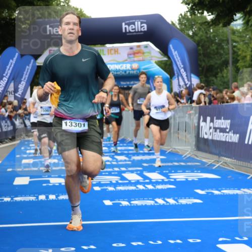 29.06.2025 - hella hamburg halbmarathon Strokosch-Dieckow http://msf.ph/oto/8352522 29.06.2025 10:52:32 Ziel 2346, 2670, 3715, 3952, 6561, 6562, 7178, 7232, 7475, 8371, 8661, 9145, 9739, 9876, 10115, 11459, 11689, 11791, 12450, 13015, 13051, 13301, 14122, 14561, 15001, 15980, 18982 meine-sportfotos.de