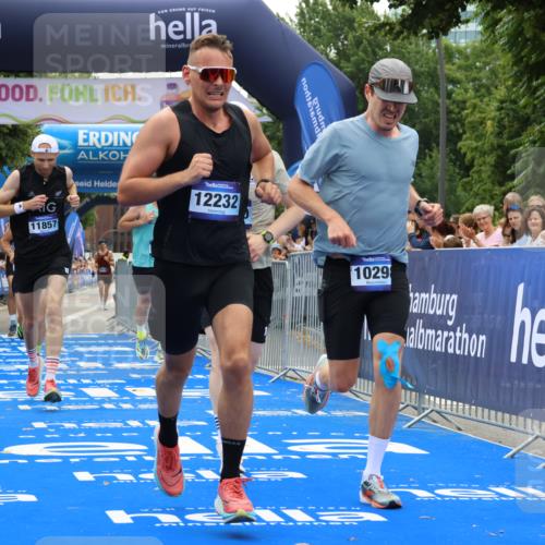 29.06.2025 - hella hamburg halbmarathon Strokosch-Dieckow http://msf.ph/oto/8352531 29.06.2025 10:31:15 Ziel 3201, 3955, 4812, 10017, 10298, 11857, 12232, 13754, 14450, 14548, 19042 meine-sportfotos.de
