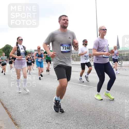 29.06.2025 - hella hamburg halbmarathon Lena Gebhardt http://msf.ph/oto/8352567 29.06.2025 10:48:00 Lombardsbrücke 7240, 1045, 1157, 1174, 1175, 1246, 1392, 1618, 1639, 1645, 1701, 1926, 2037, 2163, 2197, 2418, 2491, 2545, 2650, 2704, 2756, 2790, 2882, 2958, 3049, 3320, 3468, 3504, 3679, 3933, 4037, 4327, 4423, 4588, 4856, 5585, 5621, 5622, 5886, 5952, 7240, 7393, 7394, 7427, 7532, 7916, 7970, 8077, 8310, 8521, 8550, 8774, 9356, 9687, 9696, 9697, 9921, 10145, 10658, 10777, 10794, 10991, 11351, 11548, 11730, 11742, 11781, 11802, 11909, 12431 meine-sportfotos.de