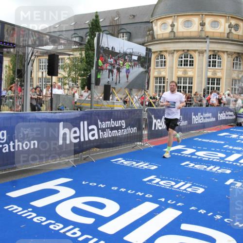 29.06.2025 - hella hamburg halbmarathon Michael Strokosch http://msf.ph/oto/8352666 29.06.2025 10:53:16 Ziel 2111, 7383, 8273, 8361, 9142, 12875, 15179, 16929, 16986 meine-sportfotos.de
